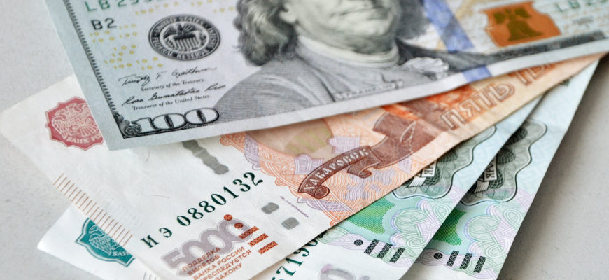 Когда обмениваешь доллары на рубли это покупка или продажа
